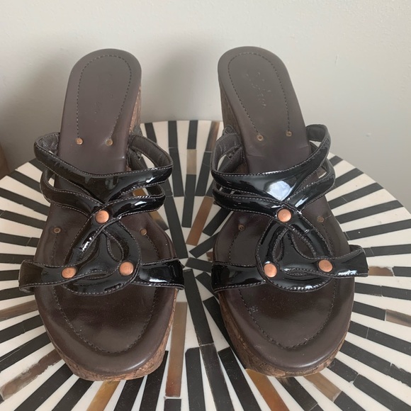 COLE HAAN wedge cork sandals with black patent straps & copper accents - Picture 2 of 7